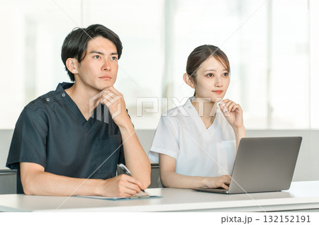 医療カンファレンス・勉強会・セミナー・研修・研修を受けるスクラブ姿の男女医療スタッフ 医療カンファレンス・勉強会・セミナー・研修・研修を受けるスクラブ姿の男女医療スタッフ 132152191