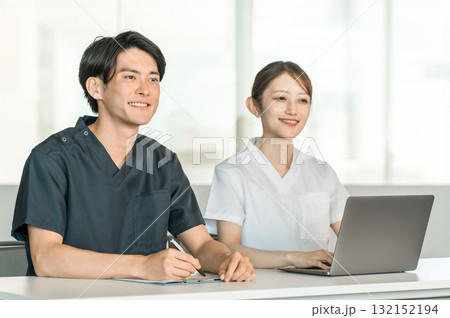 スクラブ姿の医療従事者,医療スタッフ,医師の男性と白衣姿の看護師の女性 スクラブ姿の医療従事者,医療スタッフ,医師の男性と白衣姿の看護師の女性 132152194