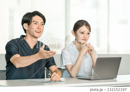 スクラブ姿の医療従事者,医療スタッフ,医師の男性と白衣姿の看護師の女性 132152197