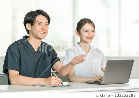 スクラブ姿の医療従事者,医療スタッフ,医師の男性と白衣姿の看護師の女性 132152198