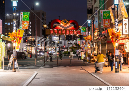 《東京都》巣鴨地蔵通商店街・夜景 《東京都》巣鴨地蔵通商店街・夜景 132152404