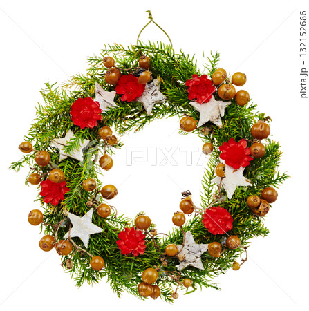 赤い花と木の実のクリスマスリース(ナチュラル・白背景) 赤い花と木の実のクリスマスリース(ナチュラル・白背景) 132152686