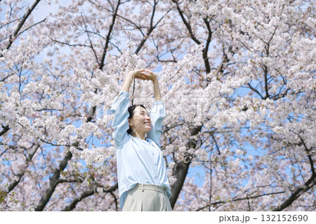 桜の前で伸びをする女性 桜の前で伸びをする女性 132152690