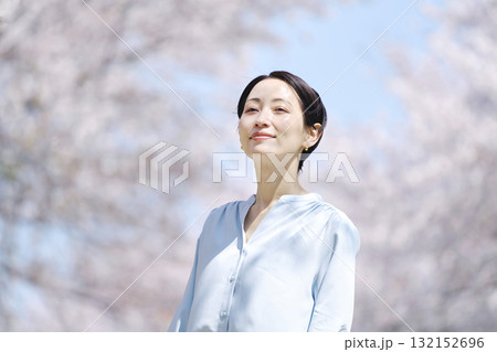 満開の桜と散歩する女性 満開の桜と散歩する女性 132152696
