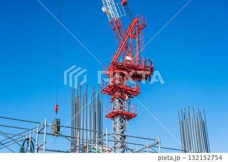 建設現場で資材を搬入するクレーン 132152754