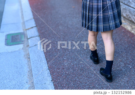 寒い日に部活で暗い道を登下校する女子高生　高校生のスカート　後ろ姿　顔無し　登校下校 132152986