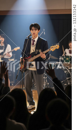 文化祭　体育館のステージで音楽ライブ 132153142