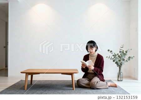 部屋で本を読む女性 部屋で本を読む女性 132153159