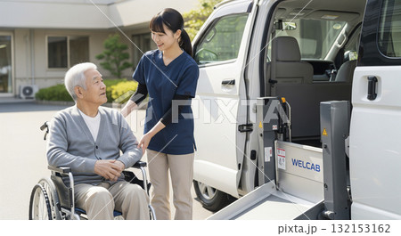 福祉車両に車椅子のまま乗車するシーン 132153162