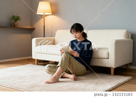 部屋で本を読む女性 部屋で本を読む女性 132153163