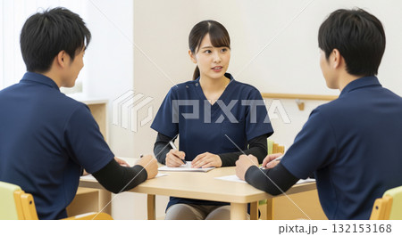 チームミーティングで情報共有する介護士たち 132153168