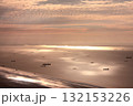 多くの船舶が航行する朝焼けに染まる東京湾を上空から見る 132153226