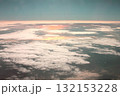 曙に染まる朝焼けの雲海を上空から見る 132153228