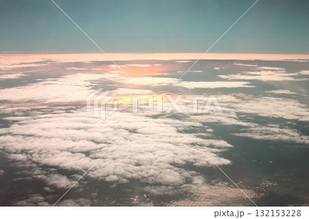 曙に染まる朝焼けの雲海を上空から見る 曙に染まる朝焼けの雲海を上空から見る 132153228
