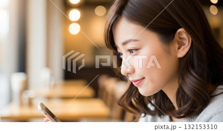 携帯を扱う女性 携帯を扱う女性 132153310