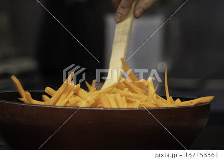 人参を炒める 132153361