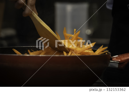 人参を炒める 人参を炒める 132153362