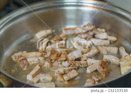 ベーコン(豚肉)をフライパンで焼く 132153530