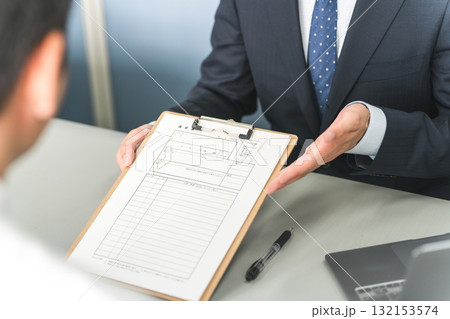 履歴書を持つビジネスマンの手元（面接,就活,面談,就職活動） 132153574