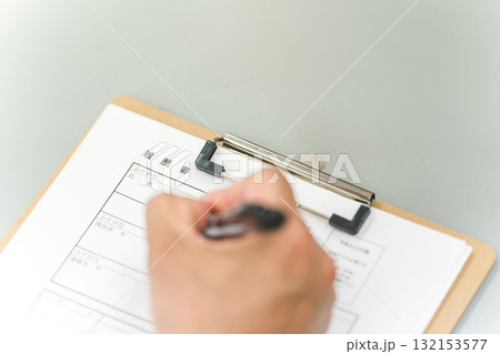 履歴書を記入する男性の手元（面接,就活,面談,就職活動） 132153577