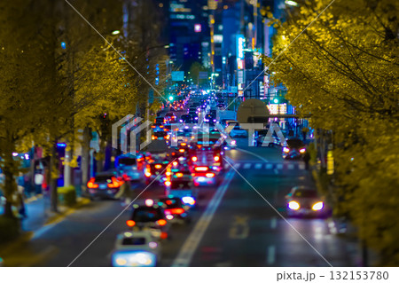 ミニチュア風・黄色に色づいた銀杏並木の明治通り【秋イメージ】 ミニチュア風・黄色に色づいた銀杏並木の明治通り【秋イメージ】 132153780