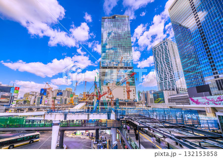 日本の東京都市景観迷惑ハロ…クローラークレーンなどの巨大重機がズラリ…。左側にも鉄骨が＝17日、渋谷 132153858