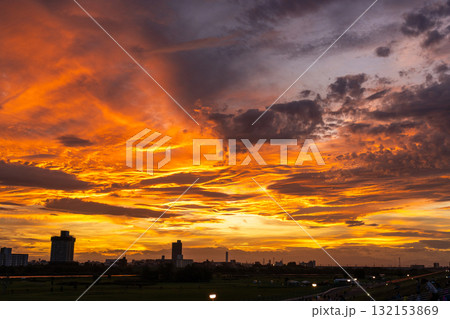 《東京都》河川敷で眺める夕焼け 132153869