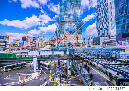 日本の東京都市景観10月17日。クローラークレーンなどの巨大重機がズラリ…。左側にも鉄骨が……＝渋谷 132153872