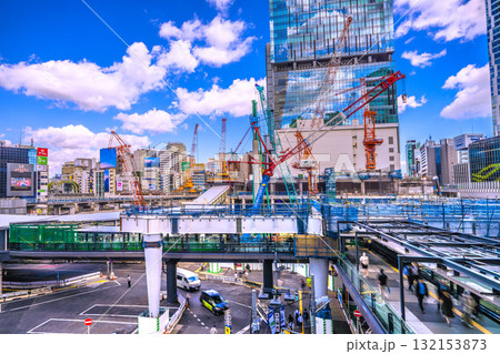 日本の東京都市景観10月17日。クローラークレーンなどの巨大重機がズラリ…。左側にも鉄骨が……＝渋谷 132153873