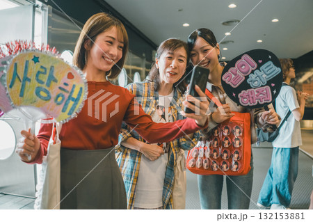 supporting my fave supporting my fave 132153881