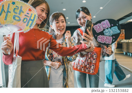 supporting my fave supporting my fave 132153882