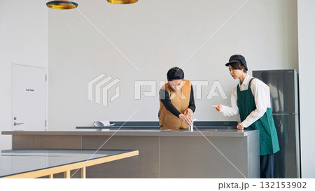 厨房設備を修理する男性作業員 厨房設備を修理する男性作業員 132153902
