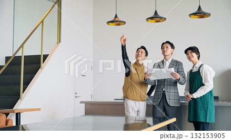 店舗施設で打ち合わせする店員・設計士・作業員 132153905