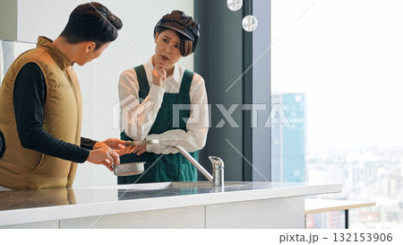 キッチンの水道を修理する男性作業員 キッチンの水道を修理する男性作業員 132153906