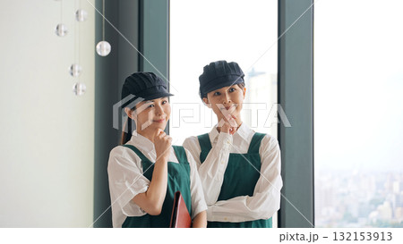 笑顔で考える飲食店店員 132153913