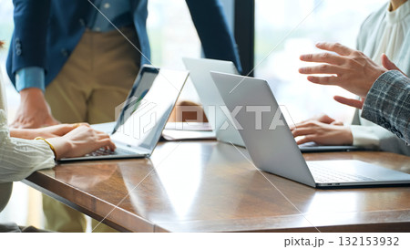オフィスで会議するカジュアルなビジネスパーソンのグループ 132153932
