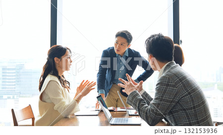 オフィスで会議するカジュアルなビジネスパーソンのグループ 132153936
