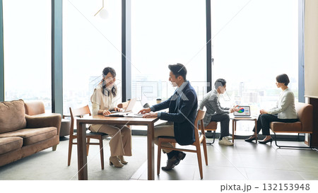 ロビーで面談するカジュアルなビジネスパーソンのグループ ロビーで面談するカジュアルなビジネスパーソンのグループ 132153948