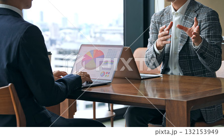 ロビーで面談するカジュアルなビジネスパーソンのグループ 132153949