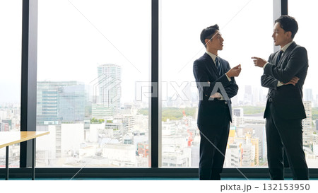 ロビーで会話するビジネスパーソンのグループ ロビーで会話するビジネスパーソンのグループ 132153950