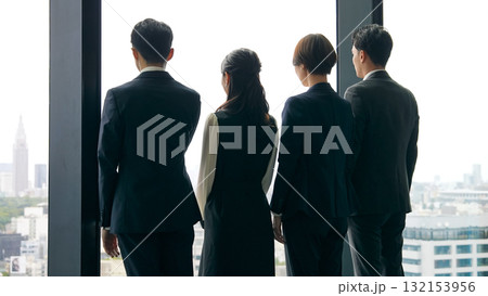オフィスから外を眺めるビジネスパーソンのグループ 132153956