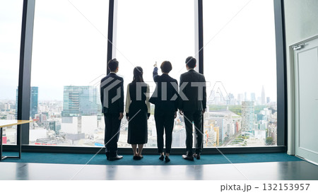 オフィスから外を眺めるビジネスパーソンのグループ 132153957
