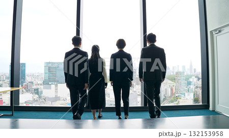 オフィスから外を眺めるビジネスパーソンのグループ 132153958