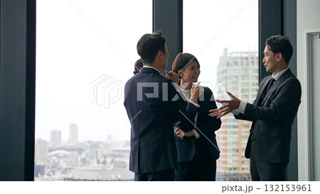 オフィスで会話するビジネスパーソンのグループ 132153961