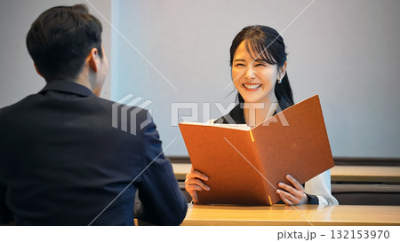 レストランでメニューを見るカップル 132153970