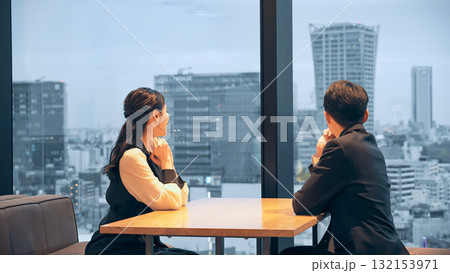 ラウンジから夜景を眺めるカップル 132153971