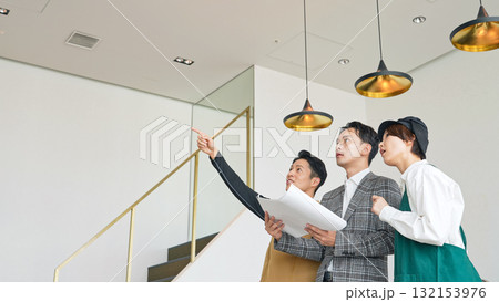 店舗施設で打ち合わせする店員・設計士・作業員 132153976