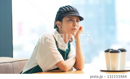 店内で悩む飲食店店員 店内で悩む飲食店店員 132153984