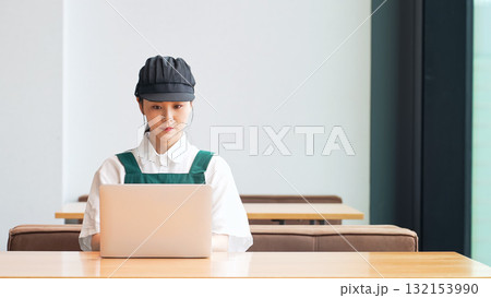 ノートパソコンでデータ入力する飲食店店員 132153990