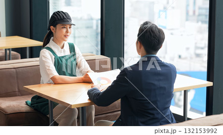 コンサルタントと面談する飲食店店員 132153992